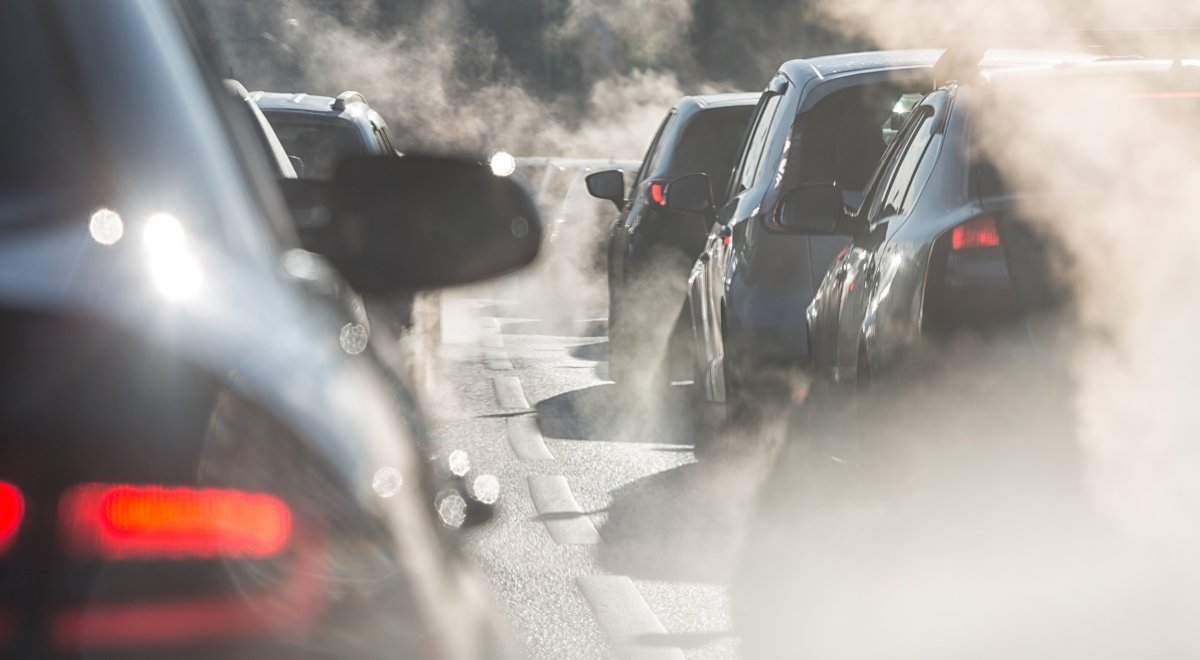 auta postávající v koloně a smog