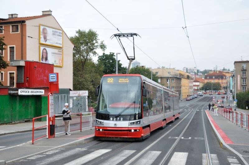 zastávka tramvaje, kde je málo čekajících pasažérů