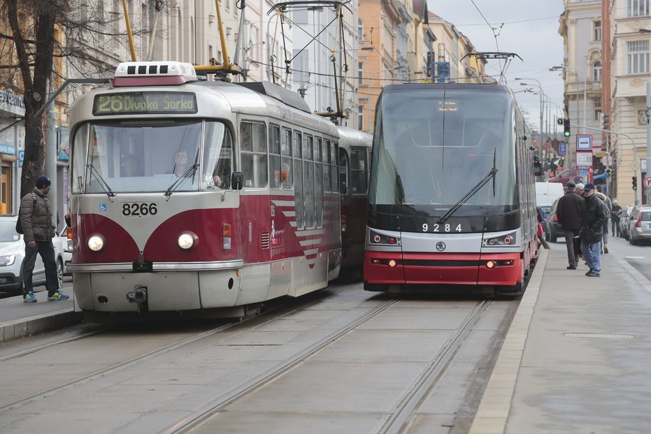 dvě míjející se pražské tramvaje