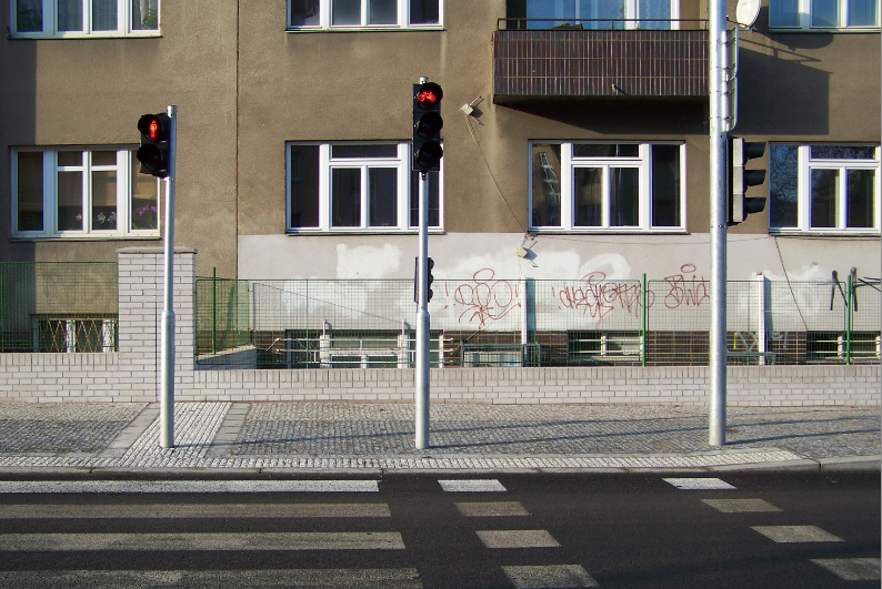 vlevo přechod pro chodce, vpravo přejezd pro cyklisty, na semaforech v obou případech červená
