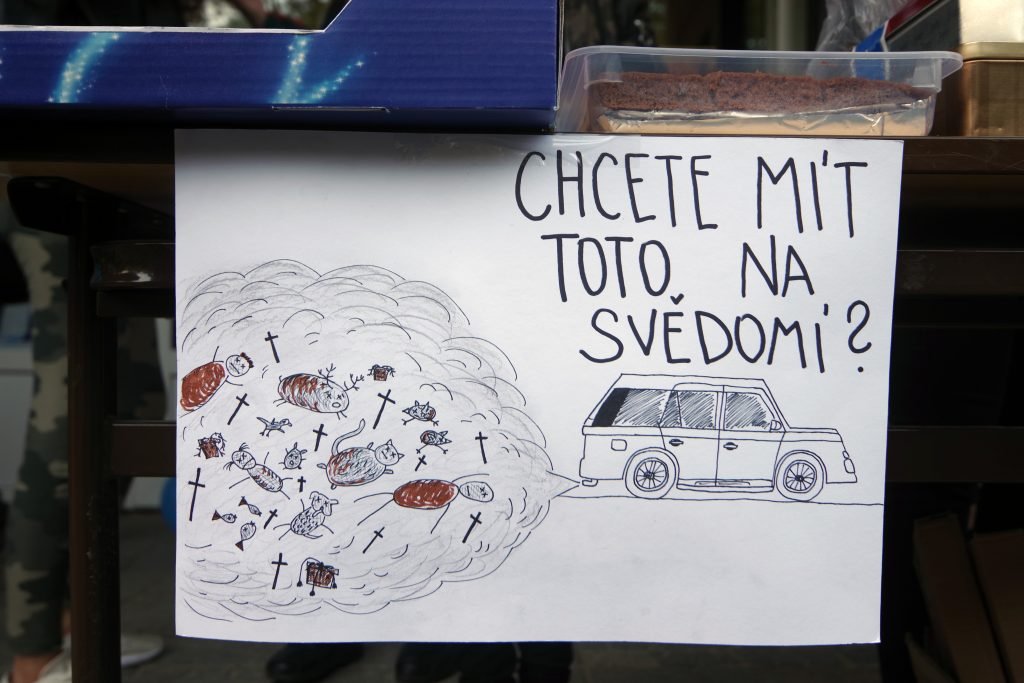 dětský nápis protestující proti zplodinám z výfuků