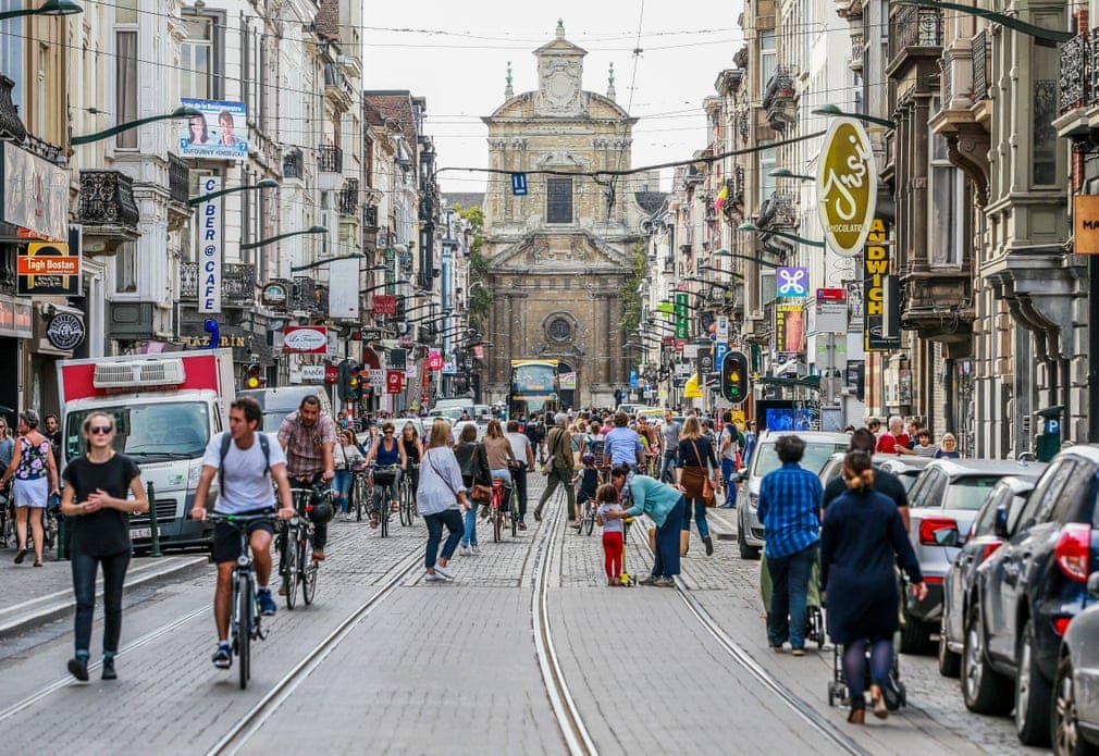 chodci a cyklisté na bruselské ulici ulici, kde nejezdí auta