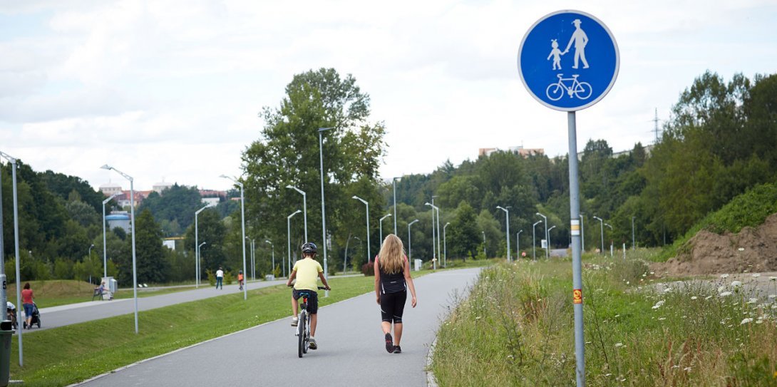 stezka pro chodce a cyklisty se sdíleným společným prostorem