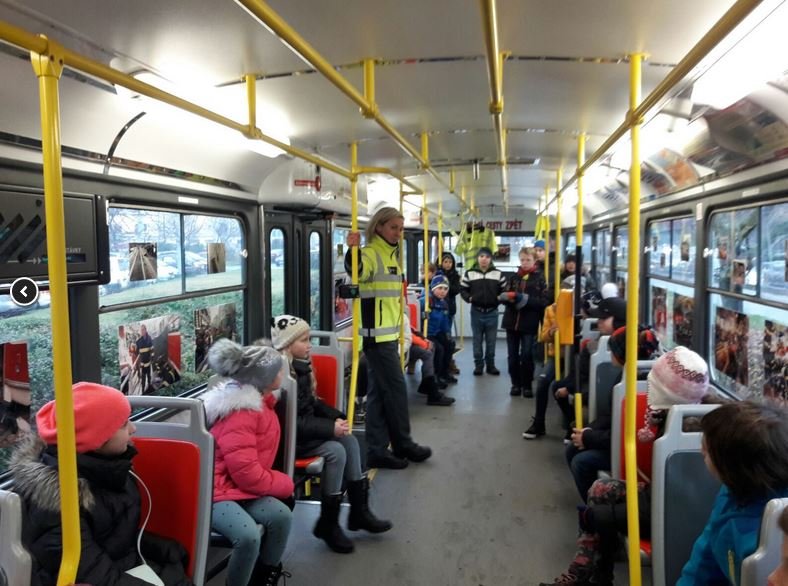 beseda s dětmi uvnitř preventivní tramvaje