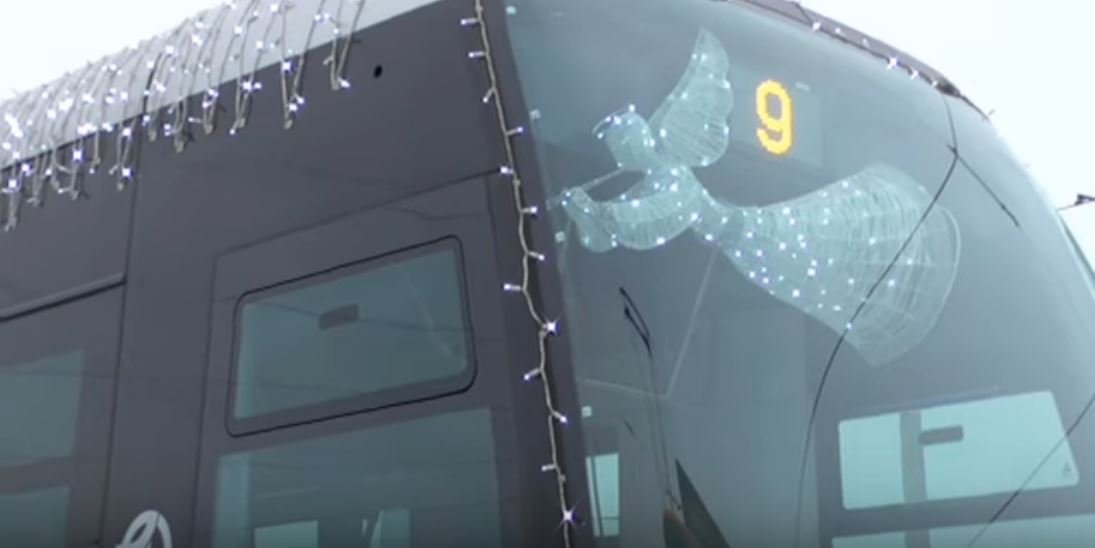 detail vánoční tramvaje