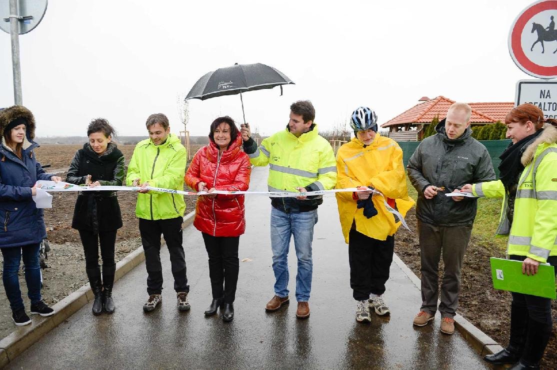 fotografie ze slavnostního zahájení nové cyklostezky