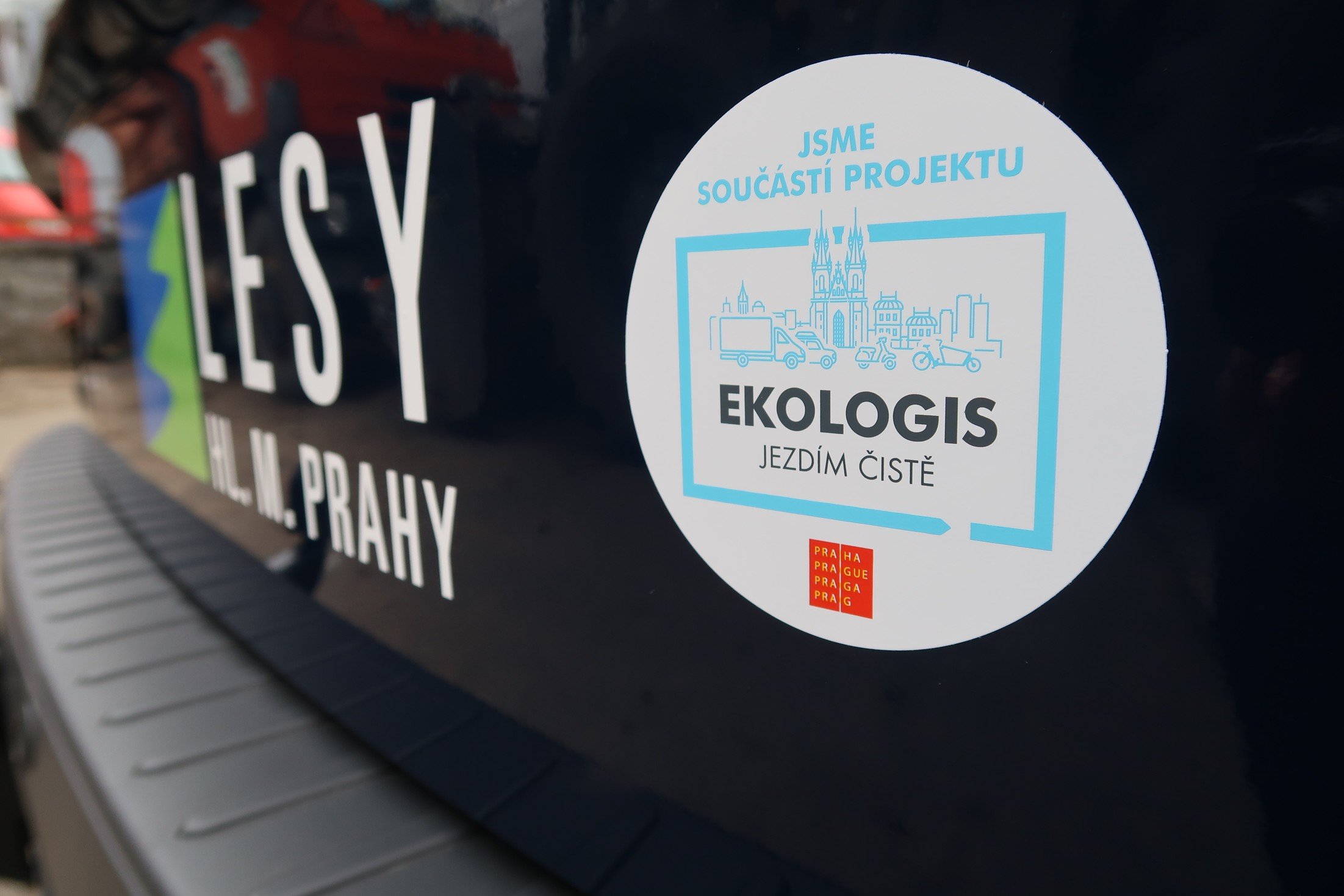 samolepka s nápisem "Jsme součástí projektu EkoLogis" na vozidle Lesů hl. m. Prahy