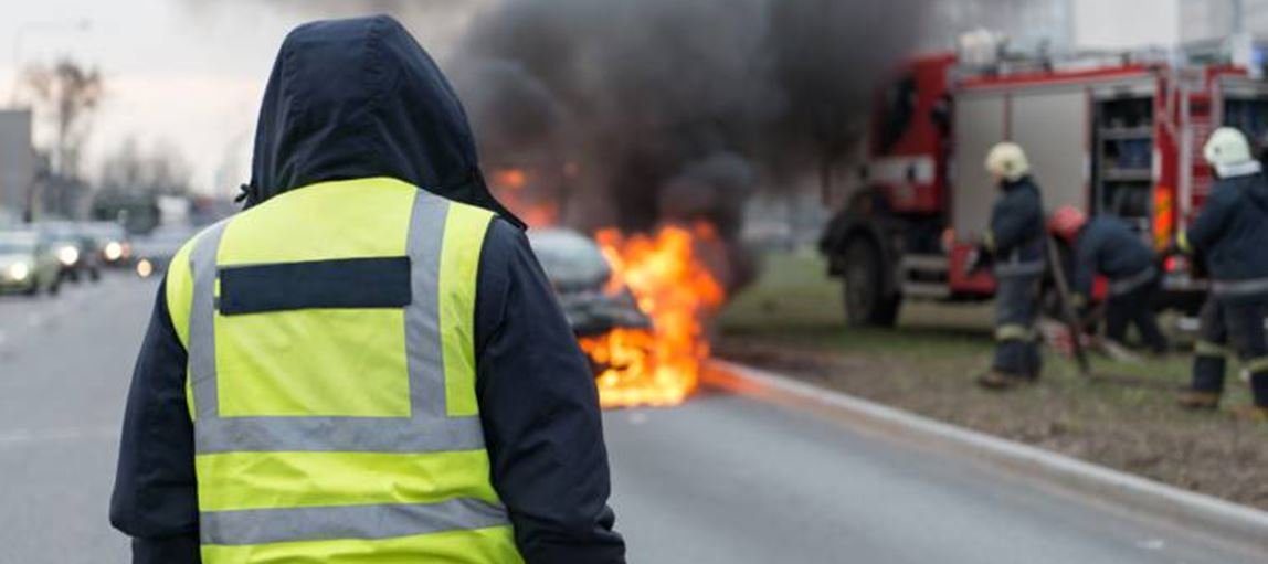 žluté vesty ve Francii protestují - hasiči na ulici likvidují oheň