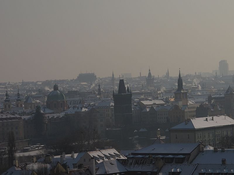 Praha v zimním smogu