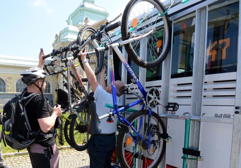 detail autobusu a rámu, do kterého se umisťují kola