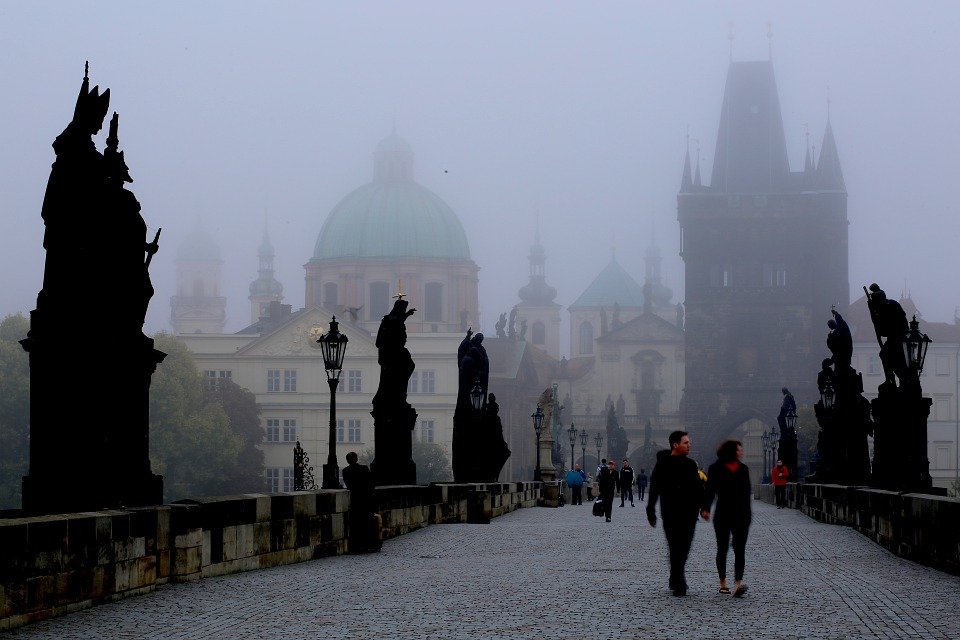 lidé na Karlově mostu, v ovzduší je smog