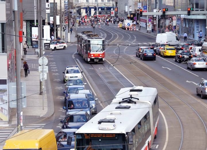 tramvaj a autobus MHD v městském provozu