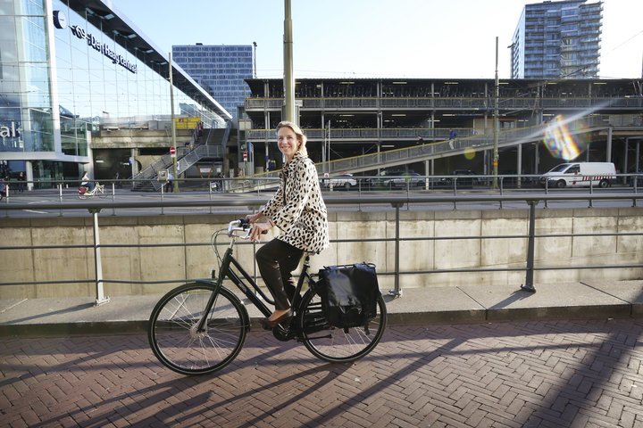 cyklistka jedoucí na kole ve městě