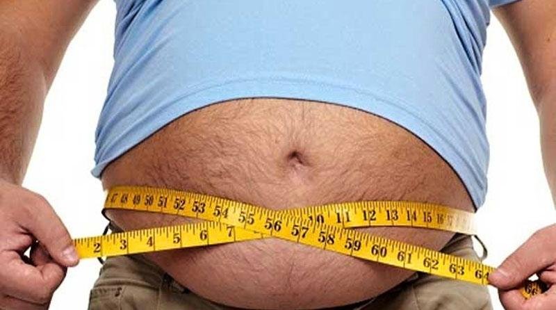 FOTO - DETAIL na břicho obézního muže, přes něj krejčovský metr