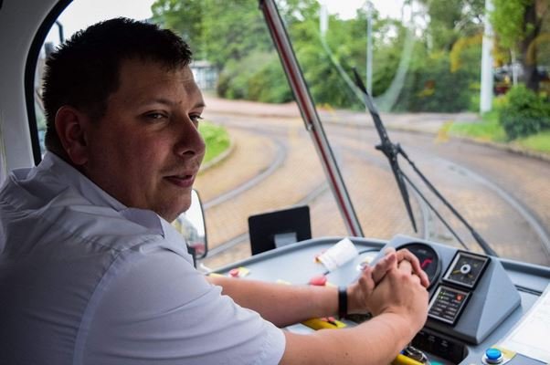 foto Honzy Švandrlíka v tramvaji