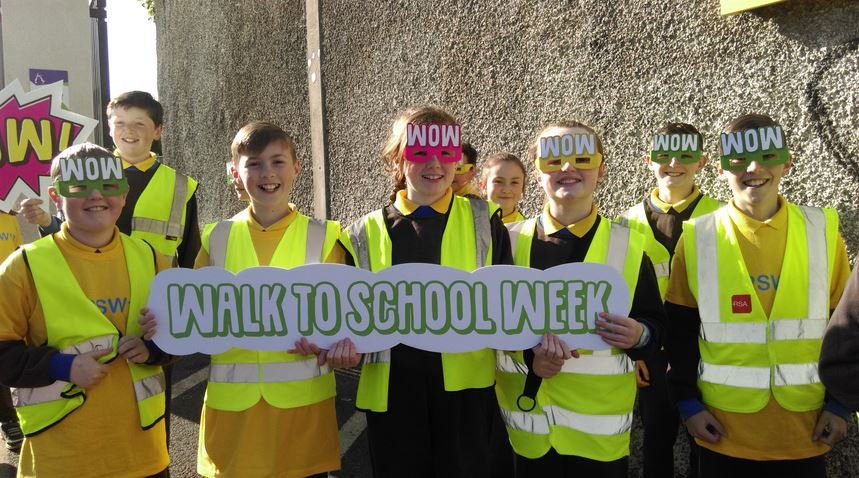 děti-účastníci irského programu s transparentem "Walk to school week"