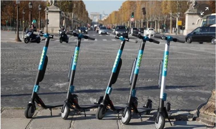 čtyři zaparkované koloběžky stojící v Paříži 
