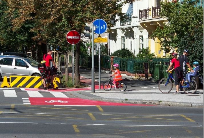 cyklisté včetně dětí na na vyhrazeném cyklopruhu u chodníku