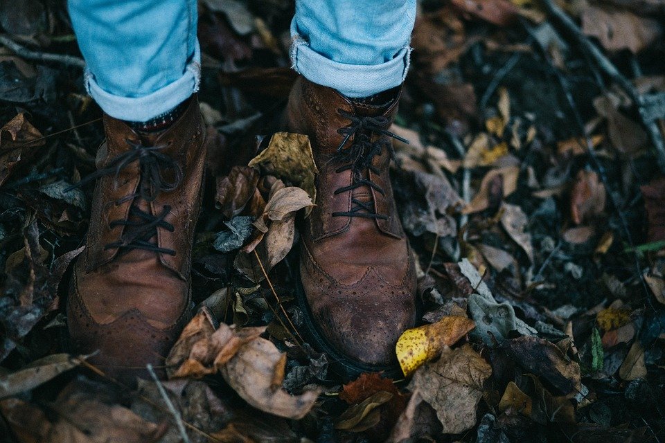 kožené boty v opadaném listí