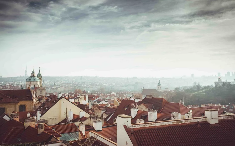 foto - pohled na pražské střechy