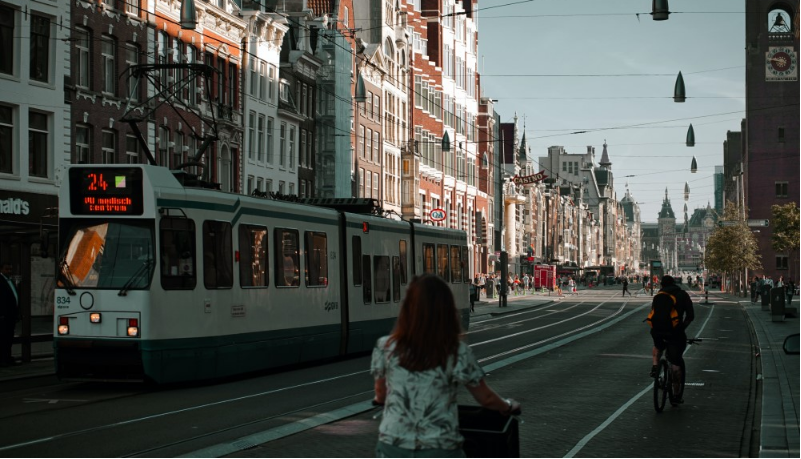 foto: tramvaj a cyklisté v Budapešti