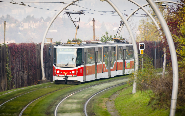 fotografie tramvaje DPP při jízdě