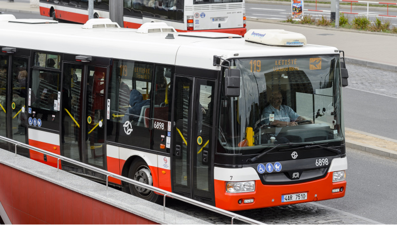 fotografie autobusů DPP při jízdě