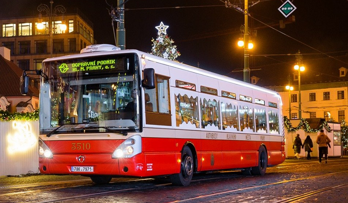 foto vánočního retrobusu v roce 2019