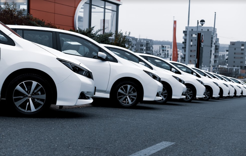 foto nových zaparkovaných e-aut Nissan
