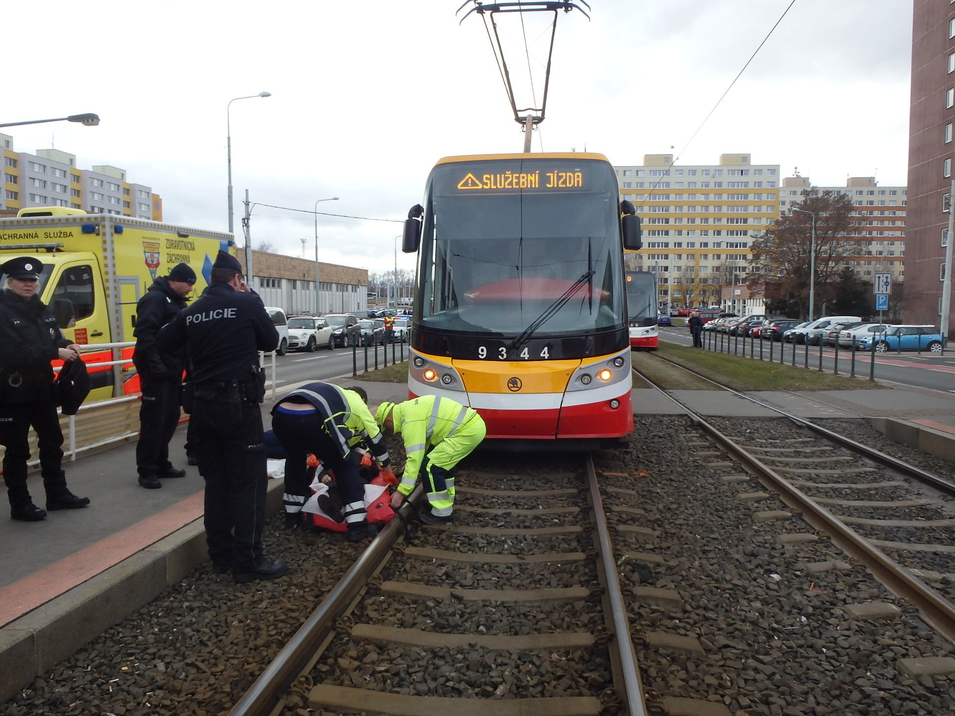 Foto nehody kolize chodce s tramvají. Zasahují policisté a hasiči.