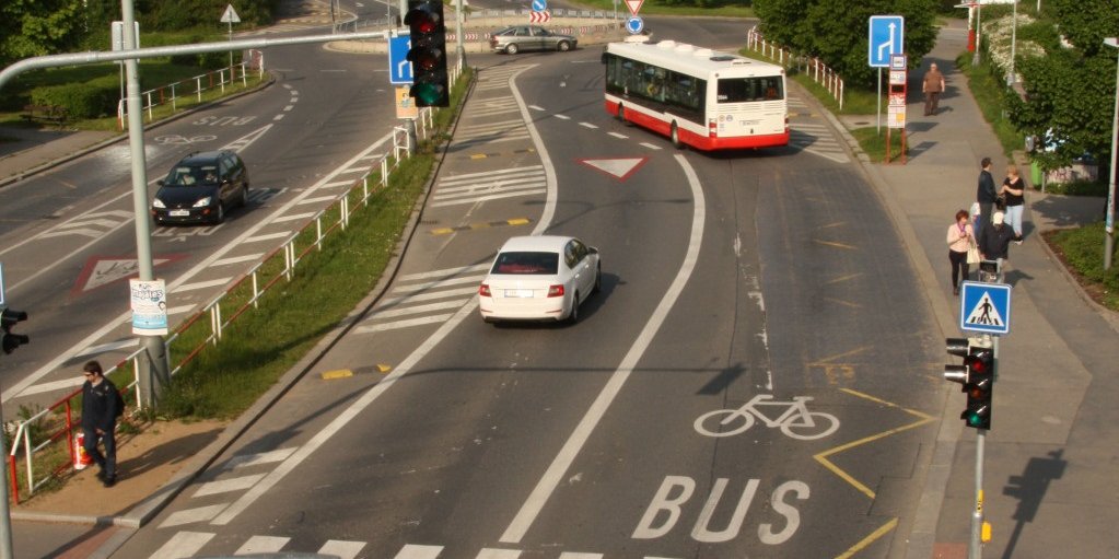 FOTO AUTOBUU JEDOUCÍHO VE VYRAZENÉM PRUHU "BUS"