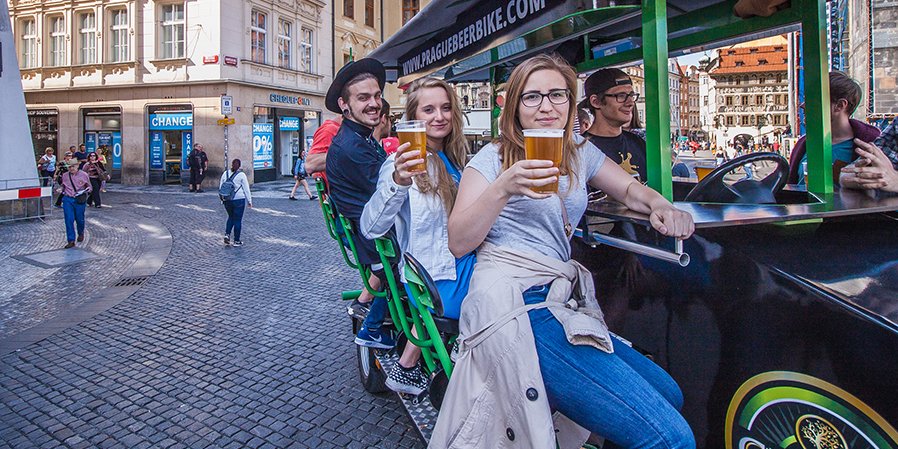 foto pivního kola v Praze se zákazníky s půllitry v ruce