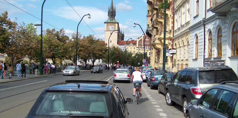 cyklistka předjížděná v Praze auty