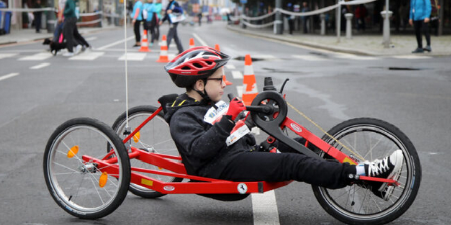 hanbike řízený malým cyklistou s handicapem - foto