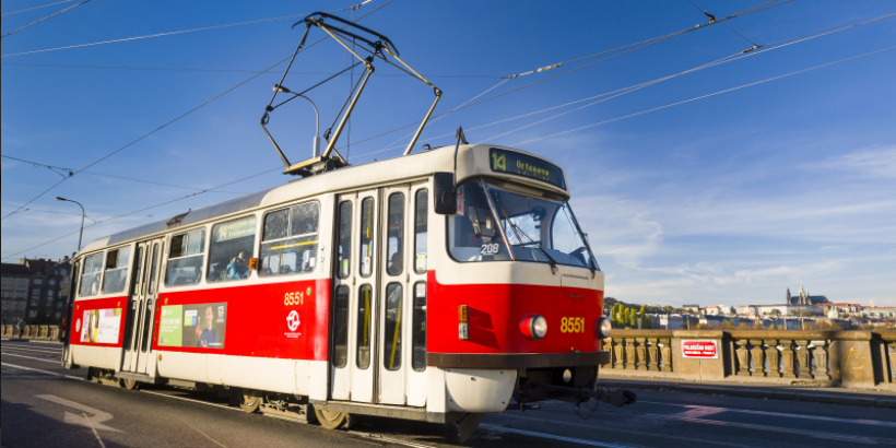 pražská tramvaj jedoucí přes most