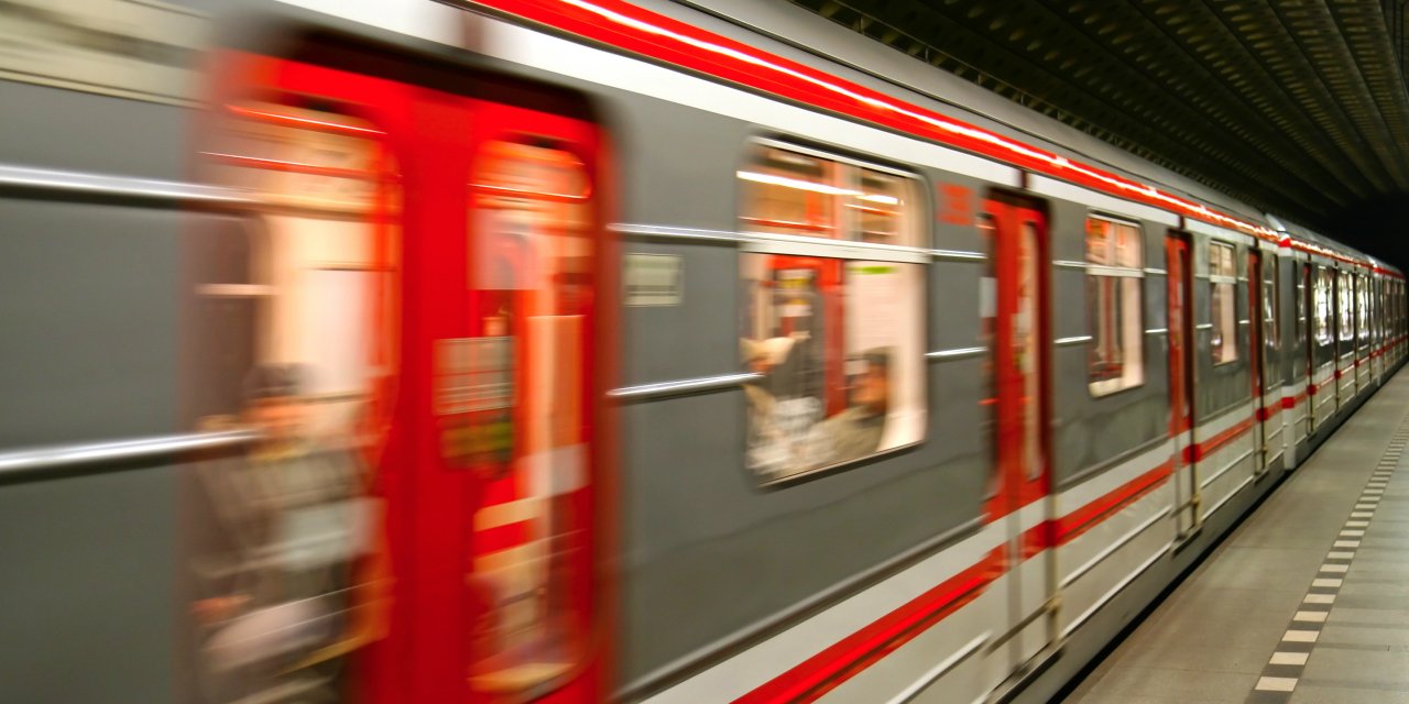 foto jedoucího vozu v pražském metru