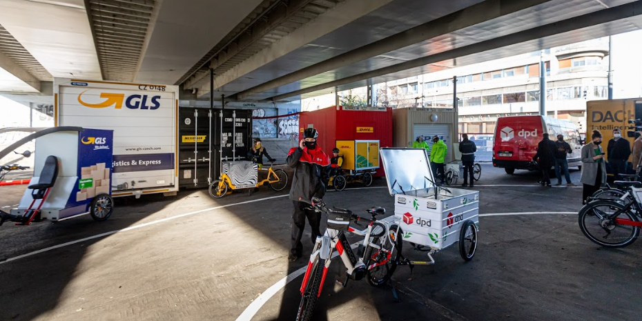 foto kurýrů na nákladních e-kolech v depu na Florenci