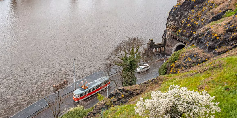 foto Vyšehradského tunelu, z nějž vyjíždí tramvaj