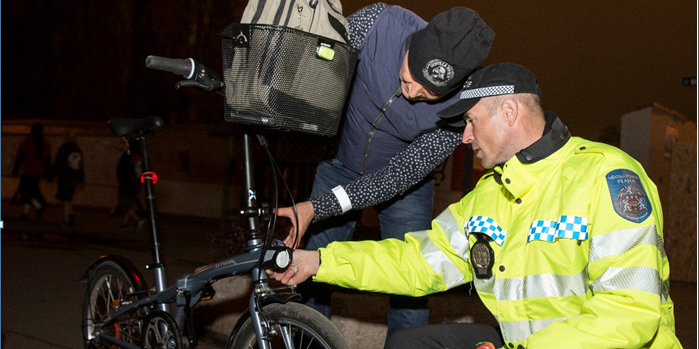 policista radí cyklistce, jak má vypadat správné osvětlení kola. Foto z minulého ročníku. 