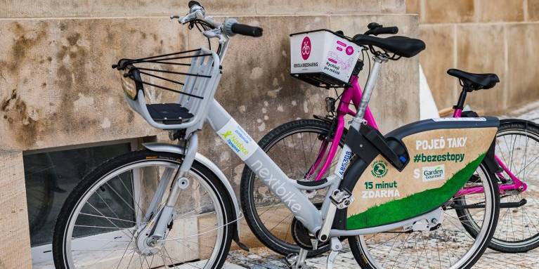 foto bicyklů Nextbike a Rekola vedle sebe