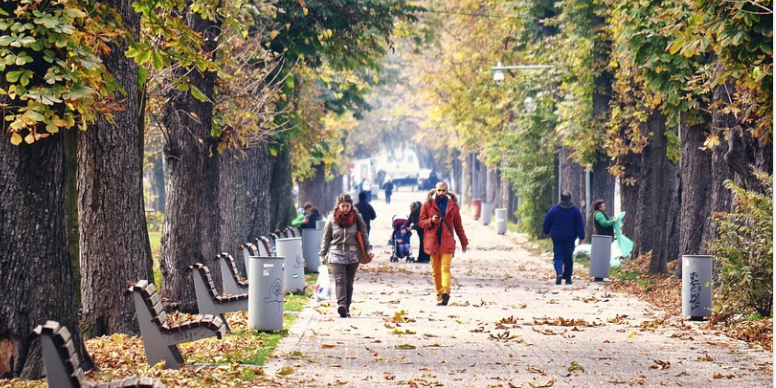 chodci v městském parku