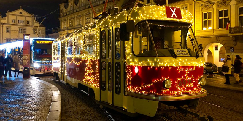 foto slavnostně vyzdobených vánočních tramvají