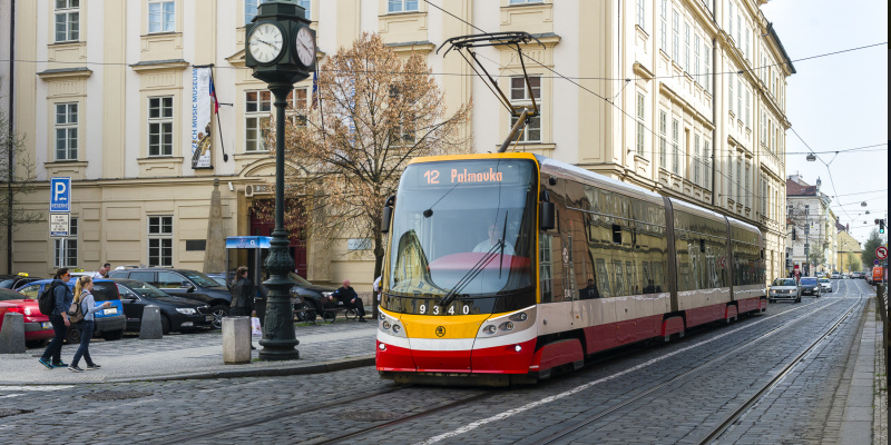 foto pražské tramvaje stojící na zastávce