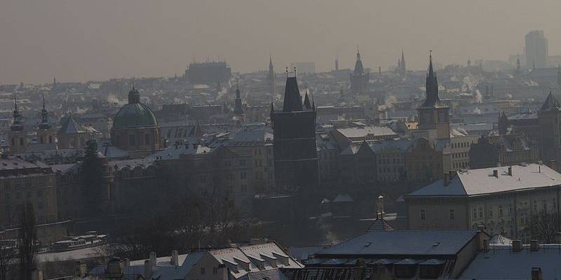 foto Prahy ponořené do mlhy a smogu