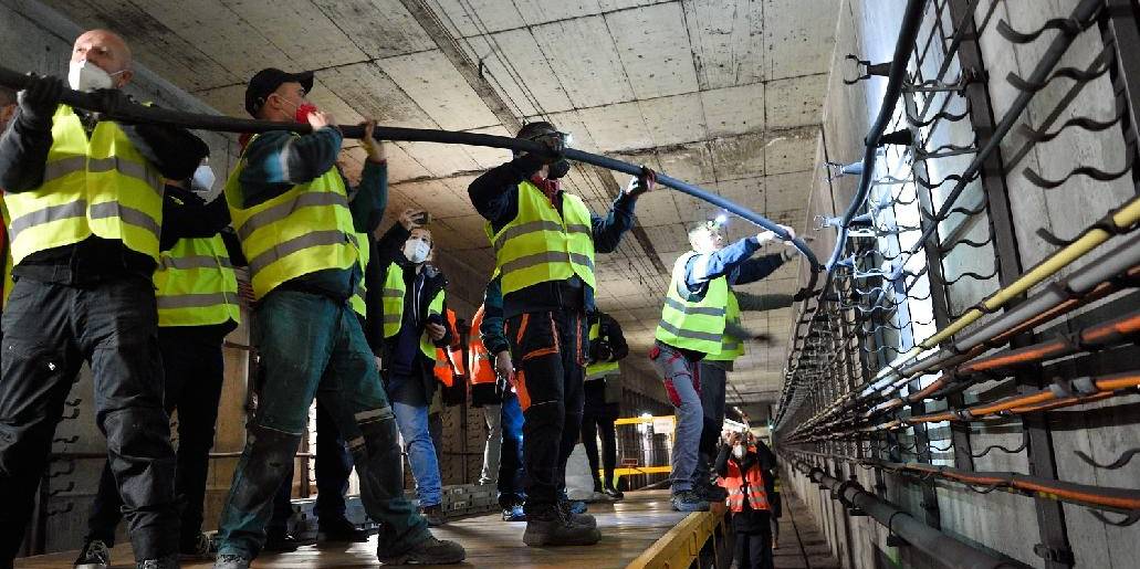 foto - pracovníci v metru kladou kabely