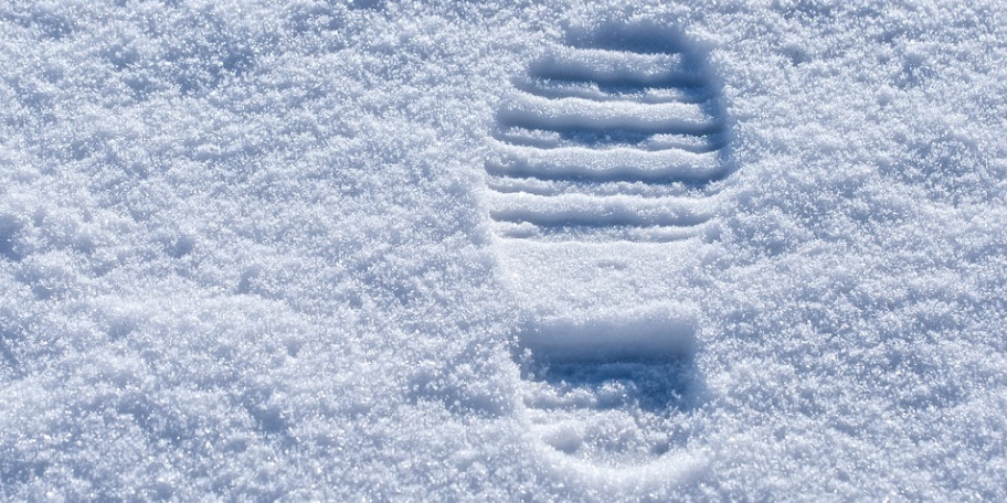 foto - stopa boty ve sněhu