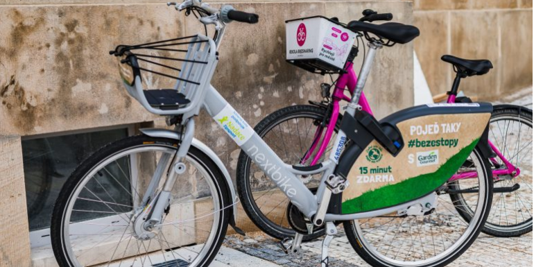 foto kol provozovatelů NextBike a Rekola