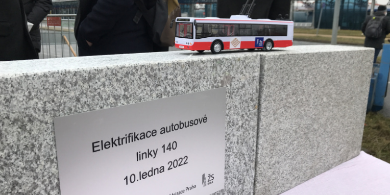 foto pamětní desky s textem: "10. 1. 1022 elektrifikace autobusové linky č. 140"