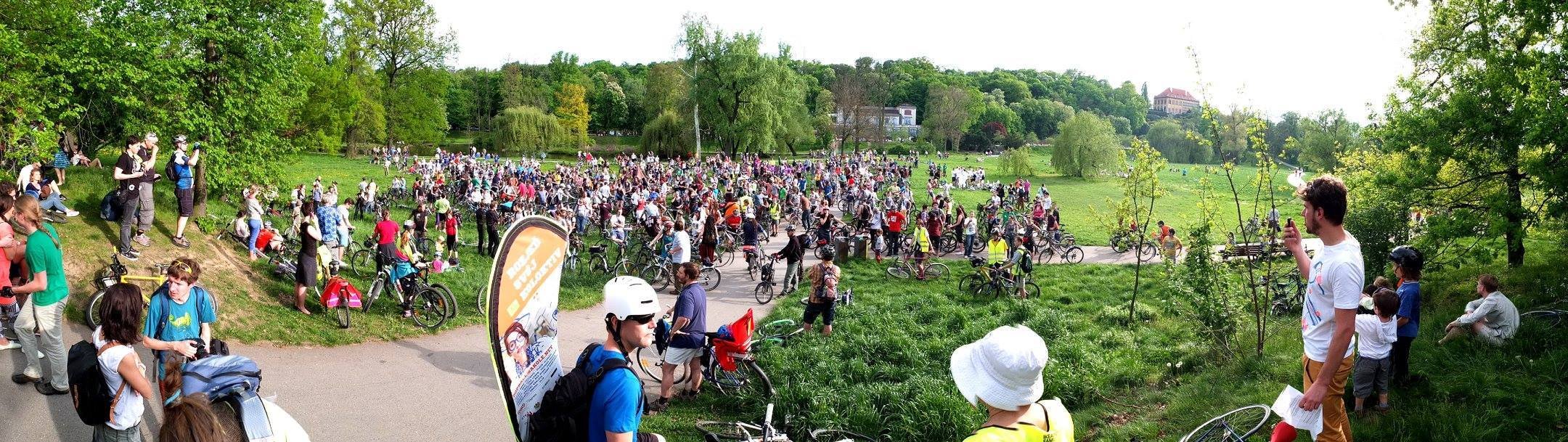Shromáždění cyklisté na cyklojízdě