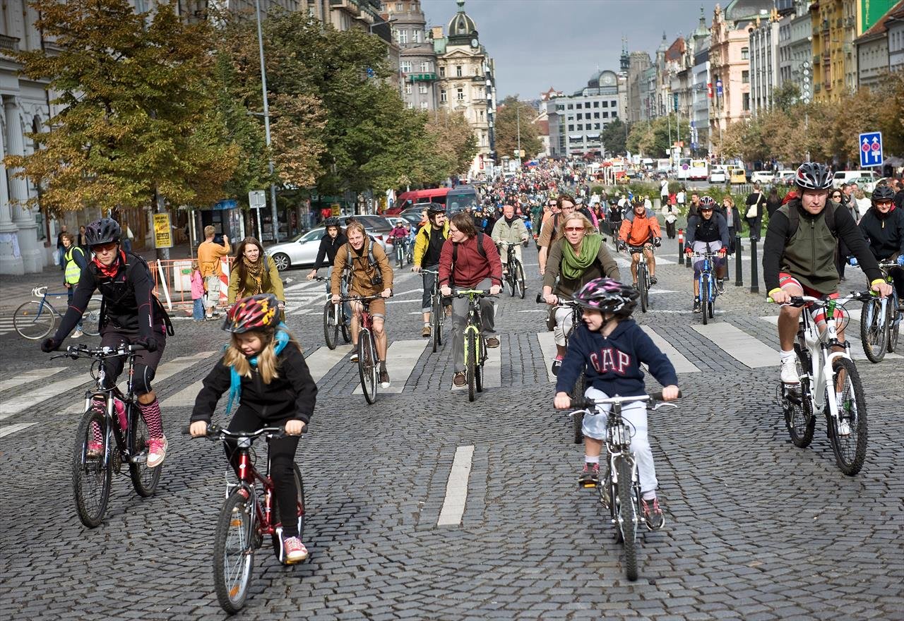 momentka z cyklojízdy s množstvím cyklistů